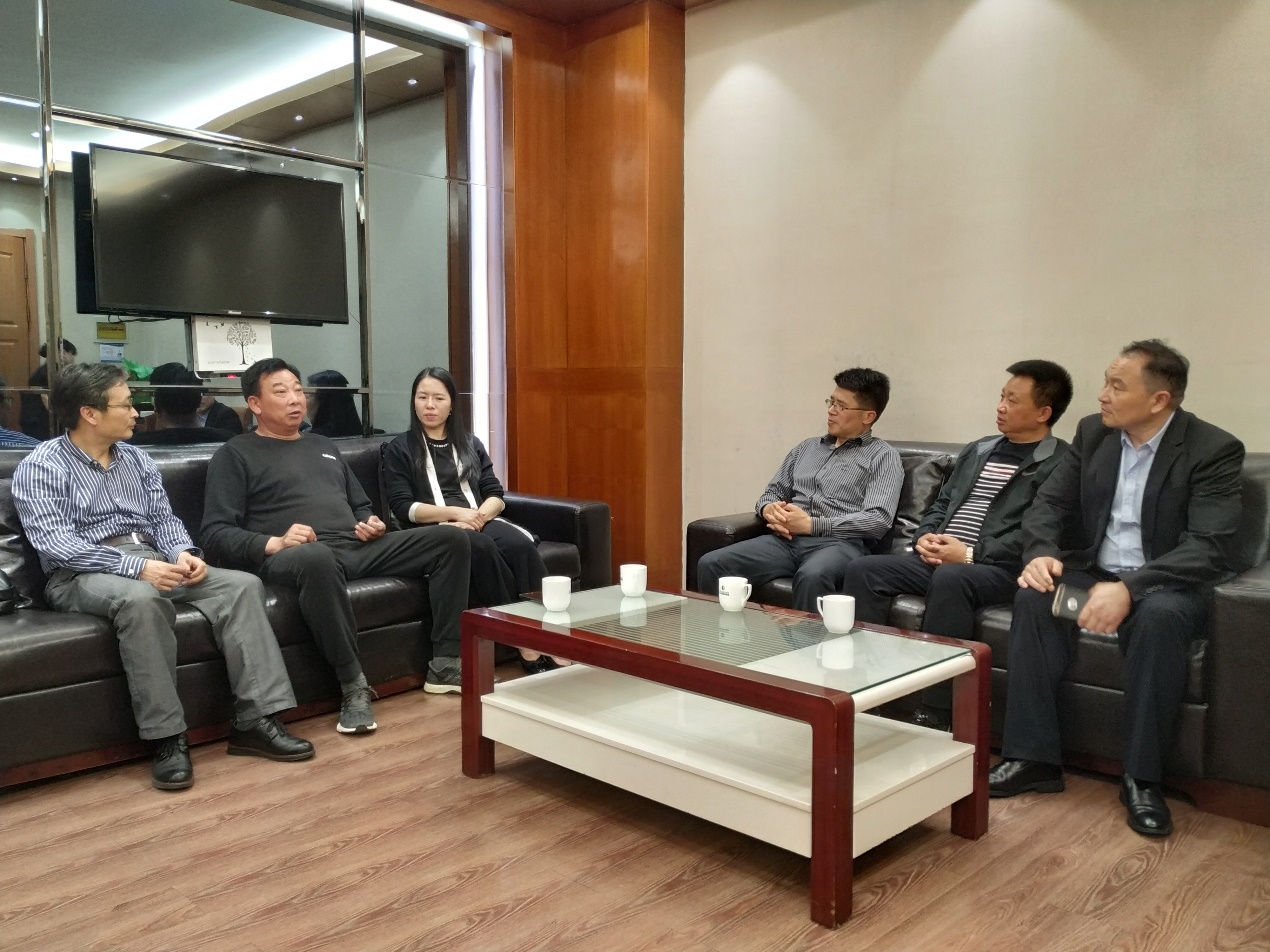 县油茶办主任徐俊,常山运营中心董事长汪永斌等一同参加交流.